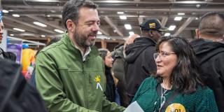 Alcalde Galán saludando a una señora en la Feria de Empleo 