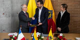 Alcalde Carlos Fernando Galán dándose la mano con el embajador de Francia, Sylvain Itté.