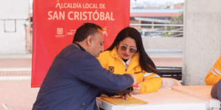 Imagen de una funcionaria de Integración Social atendiendo a una persona