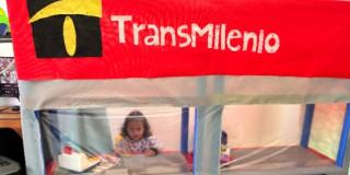 Niña participando de la estrategia ‘En TransMi pasan cosas buenas’.