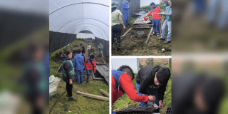 Imagen de estudiantes cultivando la tierra.