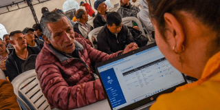 Imagen de una funcionaria de Integración Social atendiendo a un vendedor informal