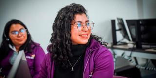 En la foto dos mujeres de la Secretaría de la Mujer trabajando