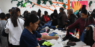Imagen de varias personas escogiendo ropa en la Repinta