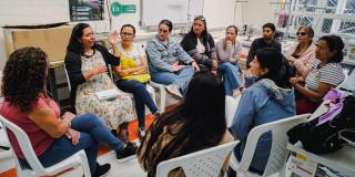 Mujeres y hombres participando de un curso de formación de la Secretaría de la Mujer