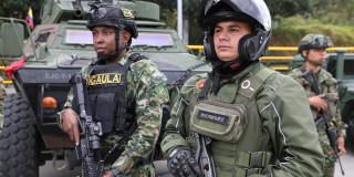 En la foto dos uniformados del Ejército Nacional brindando seguridad en las carreteras. 