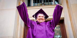 Una mujer de la tercera edad graduada