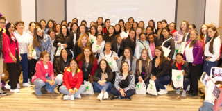 Foto de un grupo de mujeres que se graduaron del curso de conducción