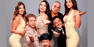 Imagen de los personajes de la obra quienes miran de frente y extienden una de sus manos hacia adelante.