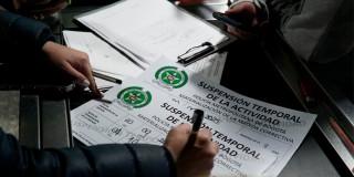 Foto de unos carteles de la Policía con la suspensión de un establecimiento de comercio 