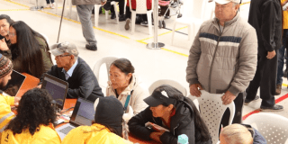 Imagen de funcionarios de integración social atendiendo a diferentes personas