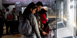 Imagen de una mujer y un hombre visitando la sala de un museo. 