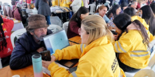 Imagen de funcionarios de Integración Social atendiendo a diferentes personas