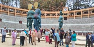 Personas mayores de 60 años visitando obra de arte en la Plaza Cultural La Santamaría
