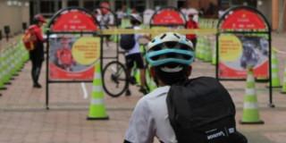 Foto que muestra una persona montando bicicleta en la Ciclovía