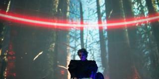 Fotografía de Dj tocando una consola de música eléctronica