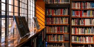 Fotografía de libros catalogados en una de las bibliotecas de Biblored