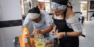 Imagen de un y una chef cocinando.