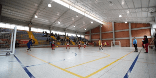 Imagen de deportistas entrenando en un polideportivo de los CEFE