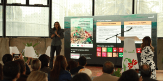 Foto de la secretaria de hacienda en una charla 