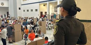 En la foto una uniformada de la Policía cuidando la seguridad de las votaciones 