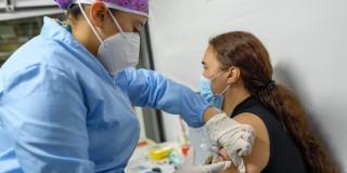 Foto enfermera secretaría de Salud colocando una vacuna 