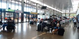 Foto de una sala de espera de una de las sede de Terminal de Bogotá. 