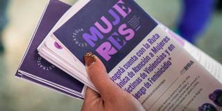 Foto en donde aparece un volante de la Secretaría de la Mujer