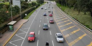 Foto de una vía de Bogotá donde resaltan varios vehículos