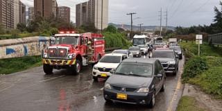 Foto de atención de una de las 15 emergencias por lluvias en Bogotá hoy domingo 30 de noviembre
