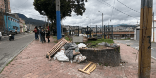 Foto de una calle de Bogotá rodeada de basuras 