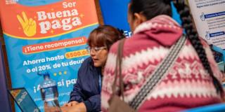 Foto de comerciante en Bogotá accediendo al programa 'Buena Paga'.