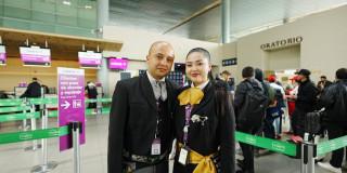 Foto de un hombre y una mujer vestidos de mariachis en el Aeropuerto Internacional El Dorado de Bogotá.