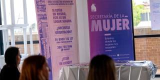 En la foto un cartel de mujer