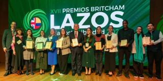 Foto de reconocimientos en los Premios Lazos 2025.