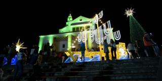 Foto de Monserrate en Bogotá con alumbrado público de Navidad.
