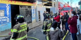 Foto del Cuerpo Oficial de Bomberos de Bogotá atendiendo la emergencia por incendio.