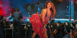 Imagen de Shakira en tarima junto a músicos de la Orquesta Filarmónica de Bogotá.