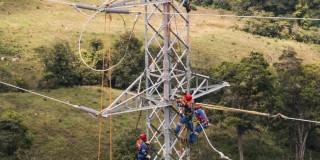 Foto que muestra trabajadores de Enel Colombia 