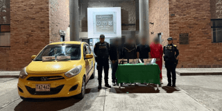 En la foto los capturados y el taxi incautado 