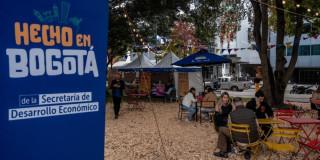 Foto de una de las ferias de 'Hecho en Bogotá' con asistentes comprando productos de emprendedores locales.