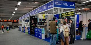 Foto de los stand de empresas de empaques y artes gráficas de los barrios Ricaurte, La Estrada y Américas-Carvajal.