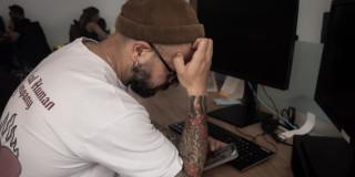 Foto de un hombre expresando tristeza en su actual trabajo.