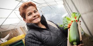 En la foto una beneficiaria de la Secretaría de la Mujer