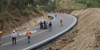 Foto de obras de adecuación de carriles en la Vía al Llano o la Vía Bogotá-Villavicencio en el kilómetro 18.