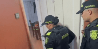 En la foto aparece el niño cuando está siendo rescatado por la Policía