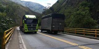 Foto vehículos de carga y particulares en la Vía al Llano.