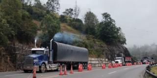 Vehículos de carga y particulares circulando por la Vía al Llano.