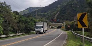 Foto de vehículos de carga y particulares circulando por la Vía al Llano.