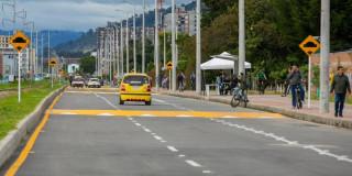 Foto de vehículos transitando por el costado oriental de la avenida Novena calles 170 y 183 en Usaquén.